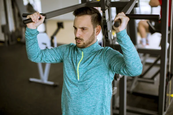 Yakışıklı atletik erkek sırt kasları pull up pompalama eğitim