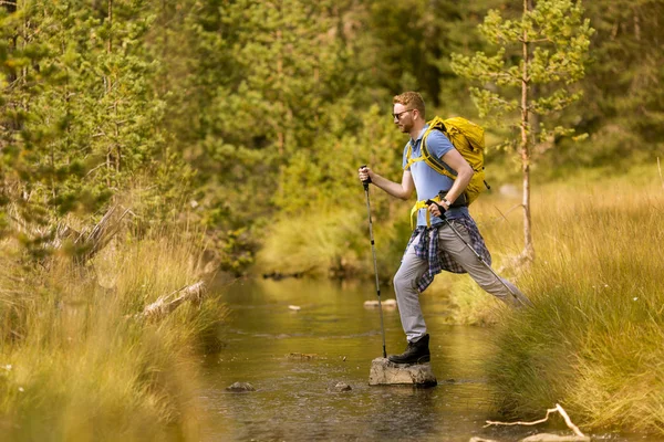 Young Man Crosses Mountain Stream Hiking Sunny Day — Stock Photo, Image