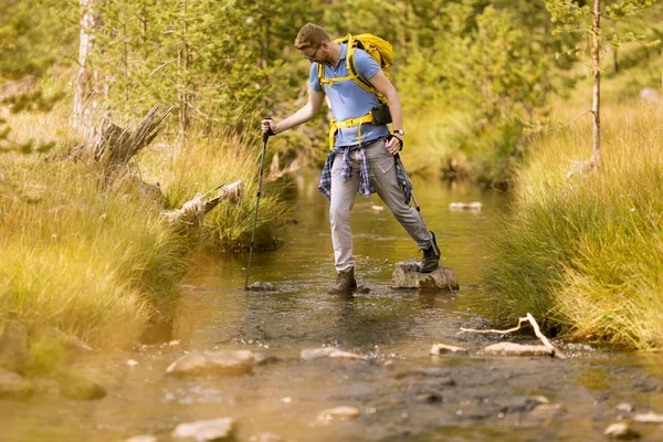 Young Man Crosses Mountain Stream Hiking Sunny Day — Stock Photo, Image