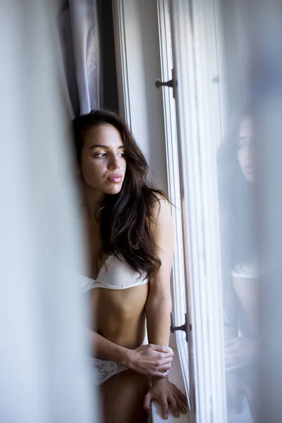 Mooie Jonge Vrouw Lingerie Staan Bij Het Raam — Stockfoto