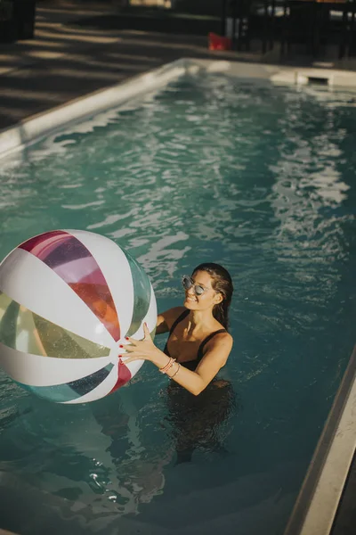 Mooie Jonge Vrouw Met Bal Het Zwembad Een Zonnige Dag — Stockfoto