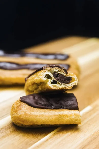 Gâteau Crémeux Croustillant Eclair Chocolat Noir Isolé Sur Fond Bois — Photo