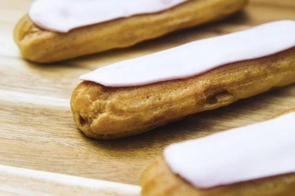 Gâteau Crémeux Croustillant Eclair Chocolat Blanc Isolé Sur Fond Bois — Photo