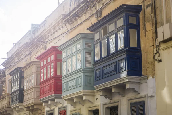Fasad Med Traditionella Färgglada Balkong Och Fönsterluckor Mdina Malta — Stockfoto