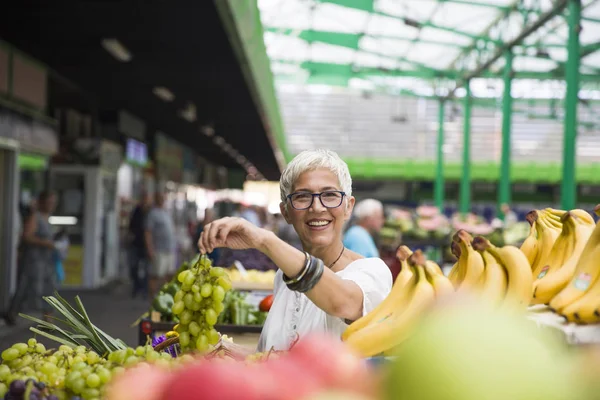 Portretul Unei Femei Vârstă Care Cumpără Fructe Piață — Fotografie, imagine de stoc