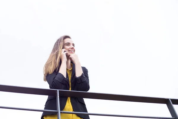 Young Cheerful Business Woman Uses Cellphone Street — Stock Photo, Image