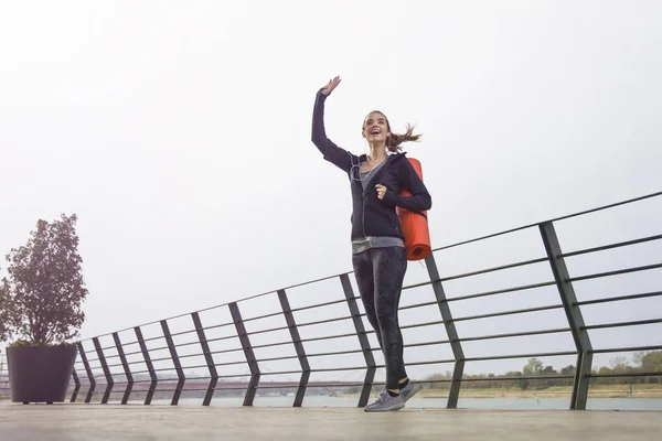 Mat Ile Yürüyen Sırt Üstü Açık Fitness Kadın — Stok fotoğraf