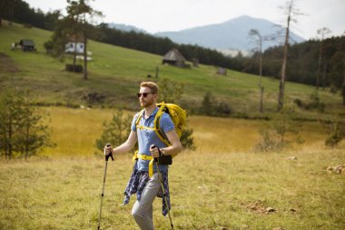 Etkin sağlıklı adam bahar doğa hiking