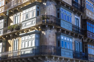 Malta'dan binasında geleneksel balkon penceresi