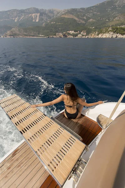 美丽的年轻女子在海上游艇上放松 在一个阳光明媚的夏日 — 图库照片