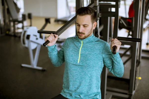 Bel Homme Athlétique Entraînement Pompage Vers Haut Les Muscles Dos — Photo