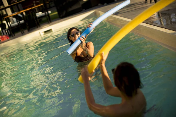 Jonge Vrouwen Die Met Plezier Met Zwembad Noedels Warme Zomerdag — Stockfoto