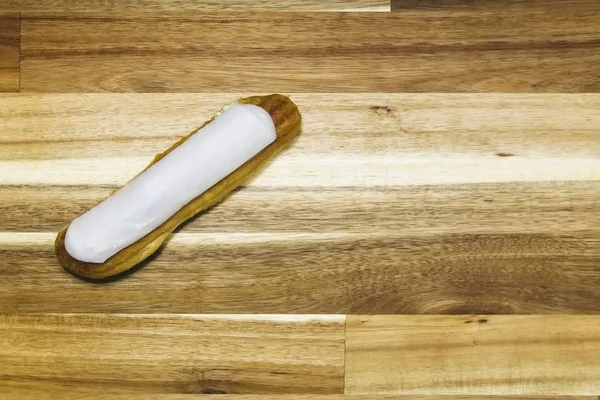 Gâteau Crémeux Croustillant Eclair Chocolat Blanc Isolé Sur Fond Bois — Photo