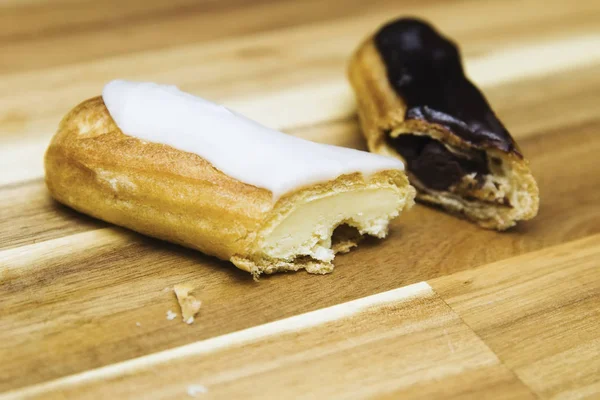 Gâteau Crémeux Croustillant Eclair Chocolat Blanc Noir Isolé Sur Fond — Photo