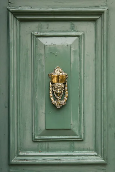 Dekorativní Dveřní Klepadlo Dřevěné Dveře Malty — Stock fotografie