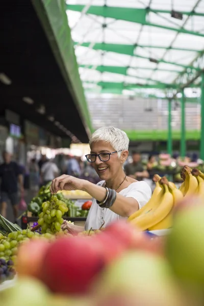 Ritratto Donna Anziana Che Acquista Frutta Sul Mercato — Foto Stock