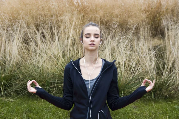 Sabah Parkında Yoga Yapan Genç Bir Kadın — Stok fotoğraf