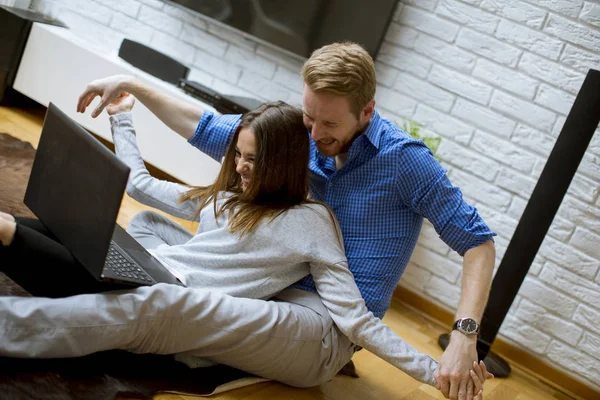 Close View Young Couple Using Laptop While Sitting Floor Living — Stock Photo, Image