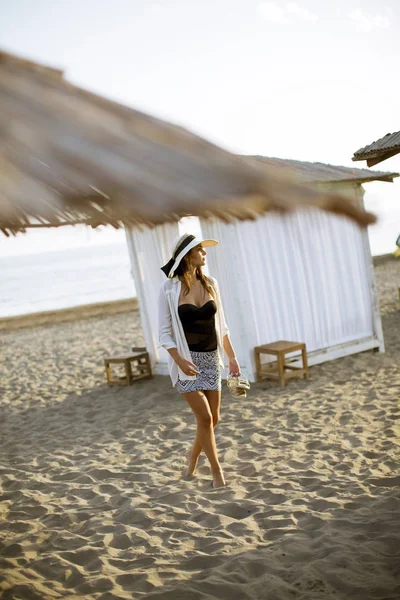Vista Una Mujer Joven Bonita Posando Playa — Foto de Stock