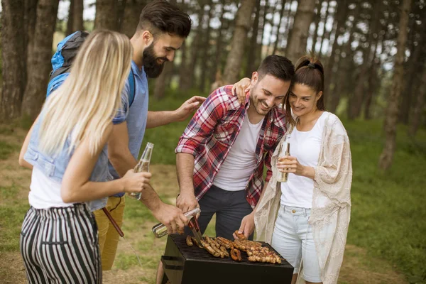 Gruppe Junger Leute Genießt Grillparty Der Natur — Stockfoto