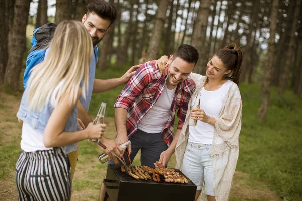 Gruppe Junger Leute Genießt Grillparty Der Natur — Stockfoto