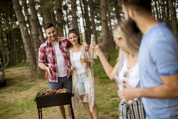 Jovens Gostando Churrasco Natureza — Fotografia de Stock