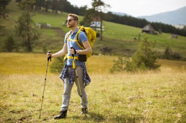 Etkin sağlıklı adam bahar doğa hiking