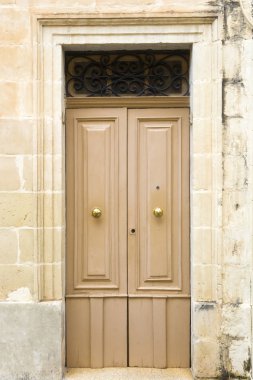 Malta'da binadan geleneksel ön kapı yönü göster