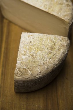 Ahşap masa üzerinde üzerinden geleneksel Auvergne peynir
