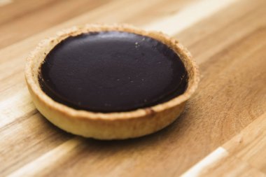 Tatlı taze koyu çikolata tart ahşap tablo