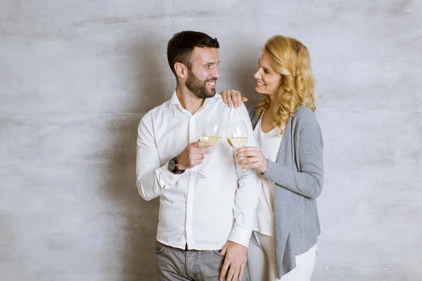 Jovem Casal Junto Parede Cinza Brindar Com Copos Vinho Branco — Fotografia de Stock