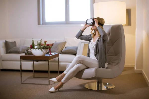 Mulher Muito Jovem Vestindo Óculos Realidade Virtual Sala — Fotografia de Stock