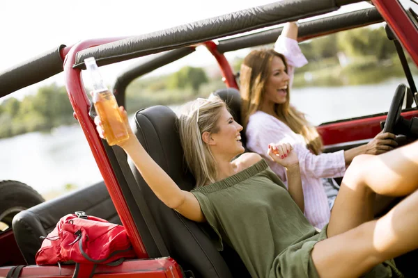 Atractivas Mujeres Jóvenes Que Divierten Coche Descapotable — Foto de Stock