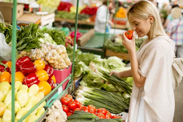 Vista Bella Giovane Donna Che Compra Verdure Mercato — Foto Stock