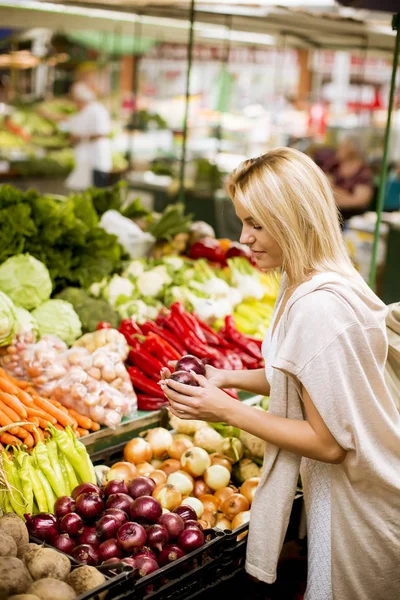 View Pretty Young Woman Buying Vegetables Market — Stock Photo, Image