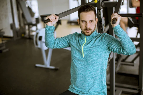 Bel Homme Athlétique Entraînement Pompage Vers Haut Les Muscles Dos — Photo