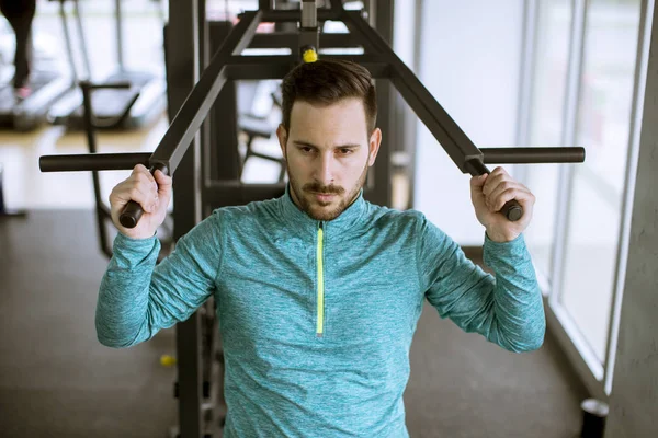 Bel Homme Athlétique Entraînement Pompage Vers Haut Les Muscles Dos — Photo