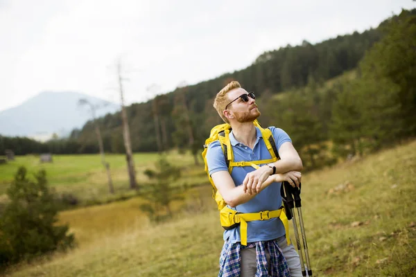 春の自然をハイキング活発な健康な男性 — ストック写真