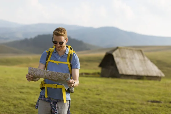 Jonge Redhair Man Berg Wandel Houden Van Een Kaart Zomerdag — Stockfoto