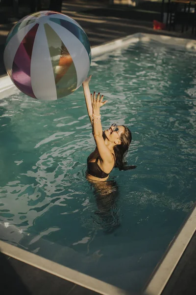 Mooie Jonge Vrouw Met Bal Het Zwembad Een Zonnige Dag — Stockfoto