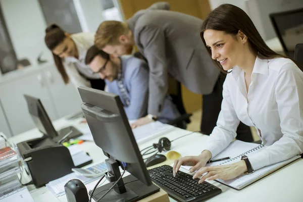 Gruppo Giovani Che Lavorano Nell Ufficio Moderno — Foto Stock