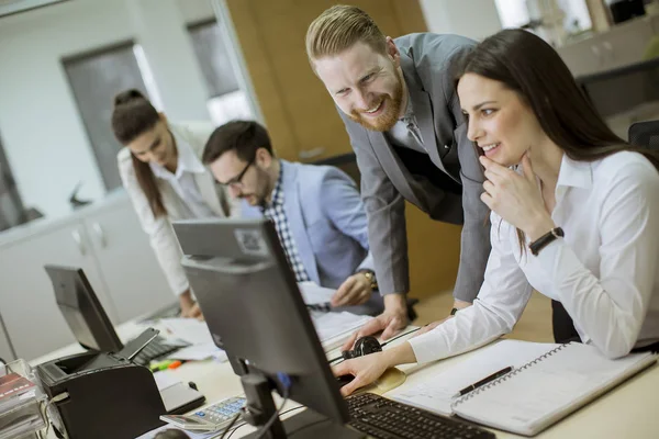 Groupe Jeunes Travaillant Dans Bureau Moderne — Photo