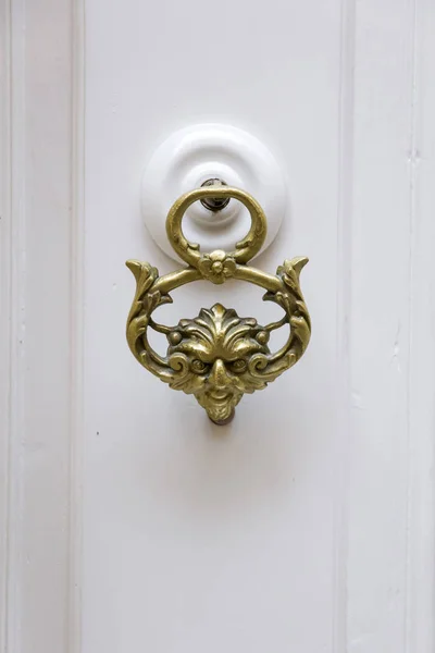 Dekoracyjne Drzwi Kołatka Drewniane Drzwi Malty — Zdjęcie stockowe