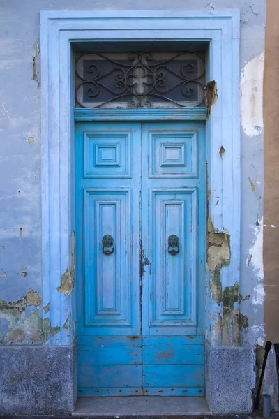 Malta Binadan Geleneksel Kapı Yönü Göster — Stok fotoğraf