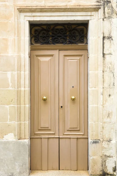 Δείτε Στο Παραδοσιακό Μπροστινή Πόρτα Από Την Οικοδόμηση Μάλτα — Φωτογραφία Αρχείου