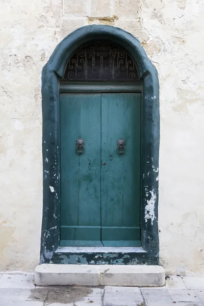 Malta Binadan Geleneksel Kapı Yönü Göster — Stok fotoğraf