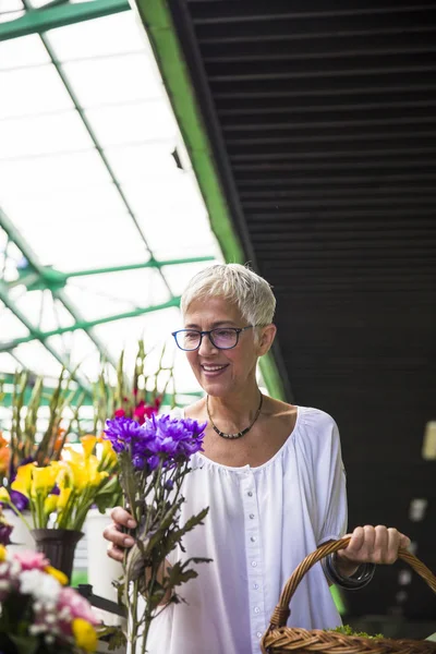Charrming Mujer Mayor Comprando Flores Mercado Local —  Fotos de Stock