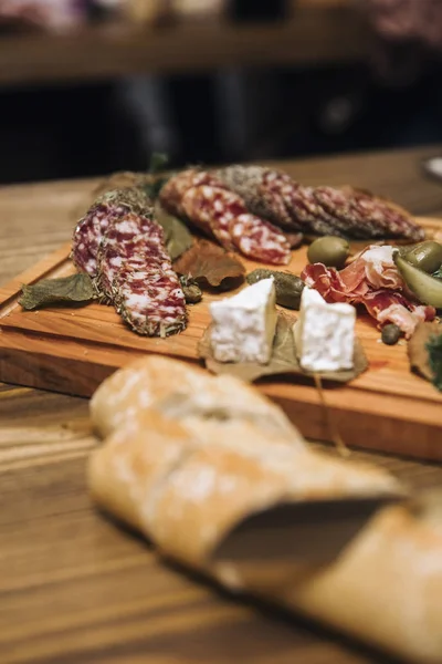 Queijo Salsichas Como Aperitivo Servido Chapa Madeira — Fotografia de Stock