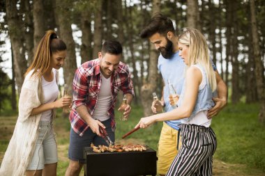 Bir grup genç insan Barbekü partisi doğada zevk