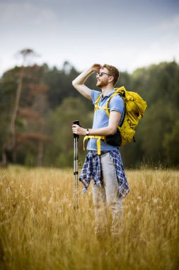 Etkin sağlıklı adam bahar doğa hiking